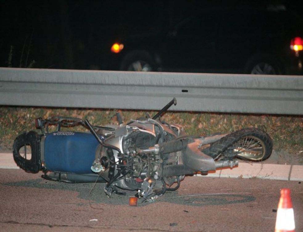ТЕШКА НЕСРЕЋА У КРАЉЕВУ: Мотоциклиста (24) ударио у бандеру, погинуо на месту