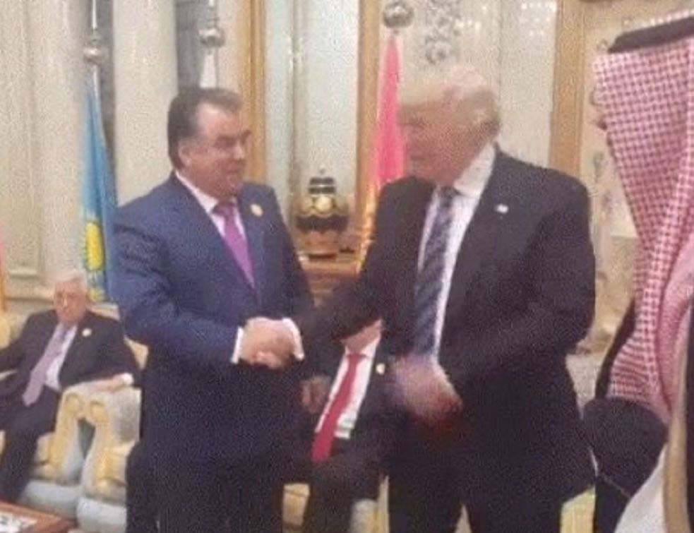 'ДЕ СИ ПОШ'О ЛОПАТОМ НА БАГЕР: Трамп налетео на себи равног у руковању стилом - ЗГРАБИ, НЕ ПУШТАЈ! 