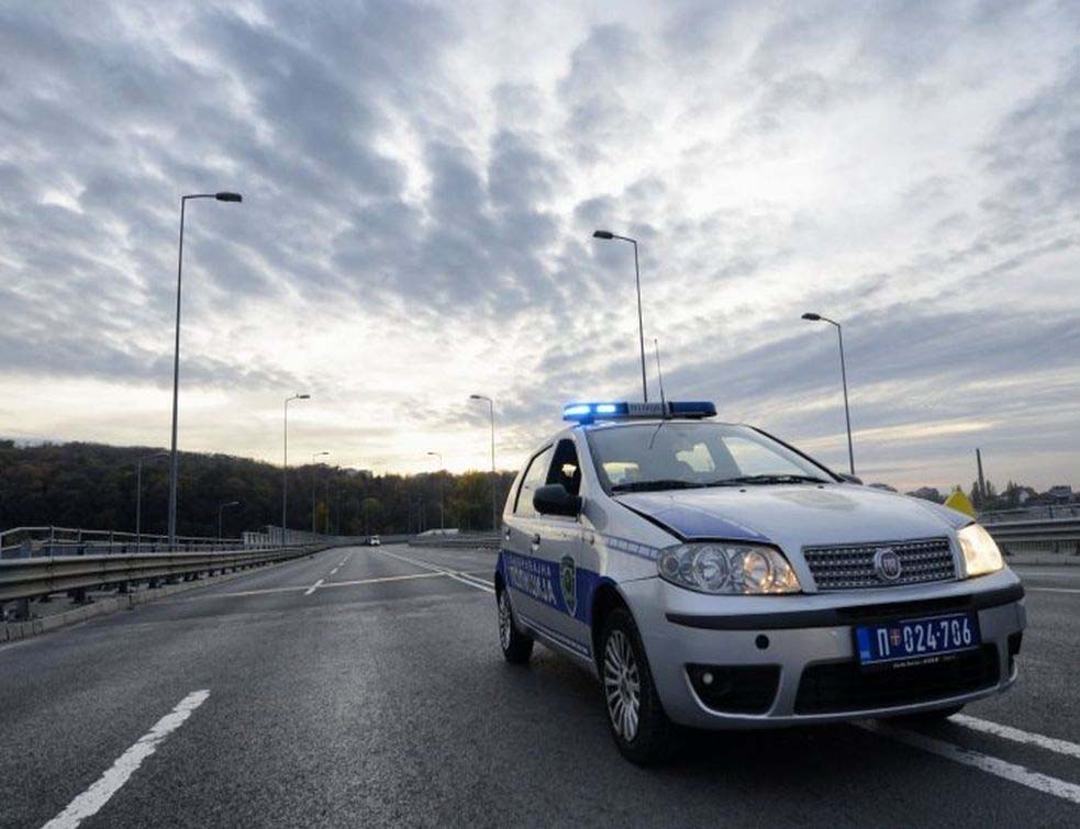 Аутомобил слетео са пута, повређено троје