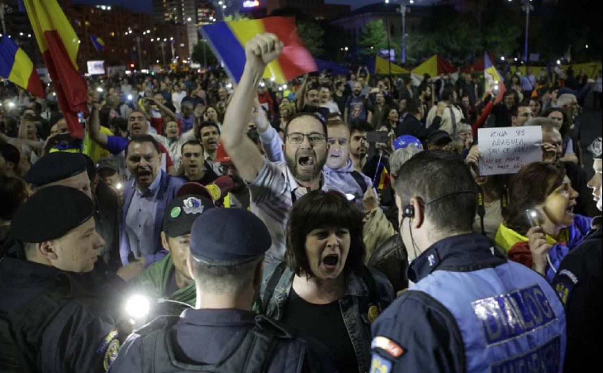 КАД ГРАЂАНИ ЗАПРЕТЕ: Румунија ПОВУКЛА скандалозни амандман о КОРУПЦИЈИ! (ВИДЕО)